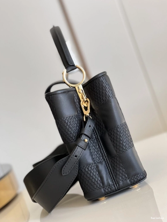 Fake Louis Bags LOUIS MM CAPUCINES VUITTON 0821